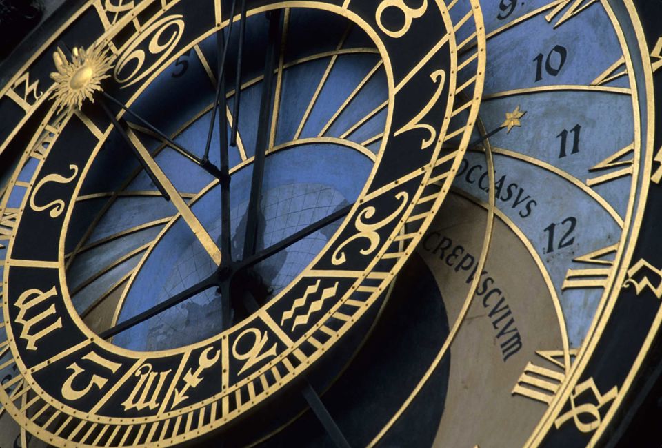 Kunstvolle Uhr mit goldenem Zifferblatt und Symbolen der Sternzeichen