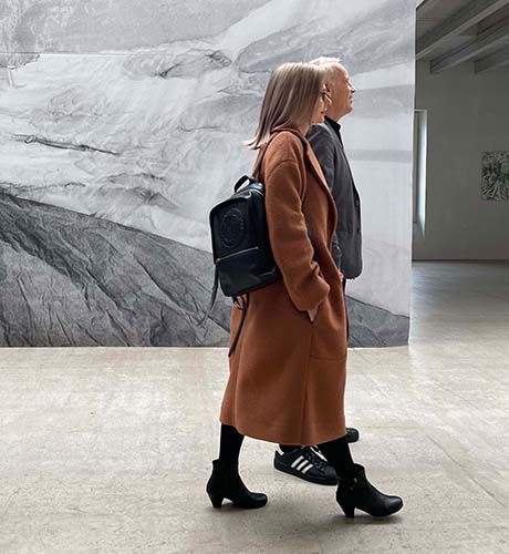 Ein älteres Ehepaar kurz vor der Pensionierung schaut sich Kunstwerke in einer Kunstgalerie an
