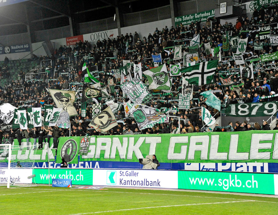 Flaggen und Fan-Fahnen an einem Spiel des FC St.Gallen