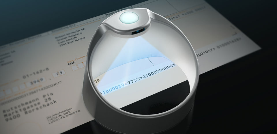 Der PayEye-Scanner scannt einen Einzahlungsschein ein