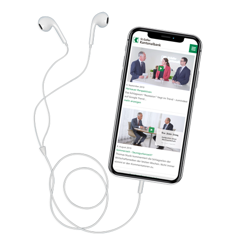 Webpage zum Investment Talk der St.Galler Kantonalbank auf einem Smartphone mit Kopfhörern