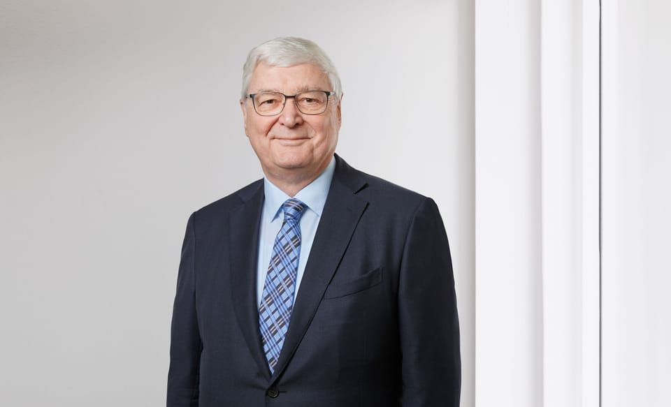 Portraitfoto von Adrian Rüesch, Vizepräsident des Verwaltungsrats der St.Galler Kantonalbank AG