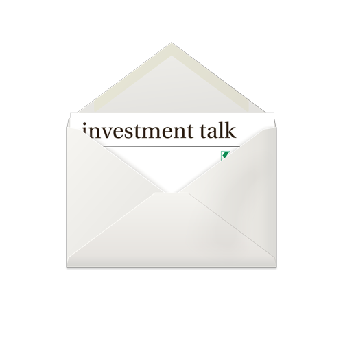 Blatt Papier mit Aufschrift Investment Talk in einem geöffneten Briefumschlag
