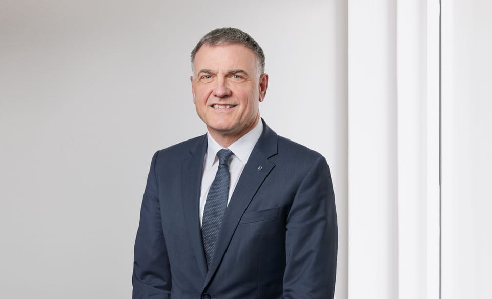 Portraitfoto von René Walser, Mitglied der Geschäftsleitung und Leiter des Bereichs Privat- und Geschäftskunden der St.Galler Kantonalbank AG