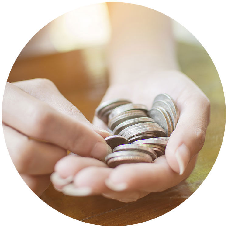 Eine Hand voll mit Münzen - Sparmethode Münz in der Spar-App HäschCash