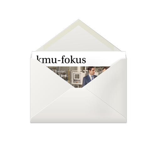 Blatt Papier mit Aufschrift kmu-fokus in einem geöffneten Briefumschlag