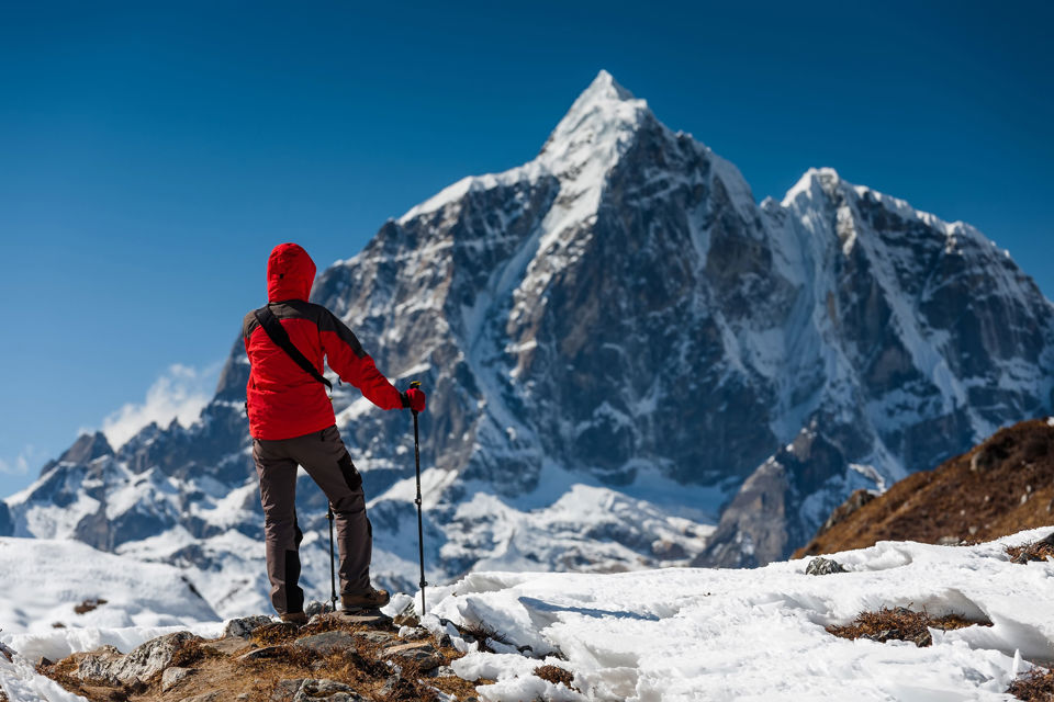 Der blinde Bergsteiger Andy Holzer blickt aus der Distanz auf den Mount Everest
