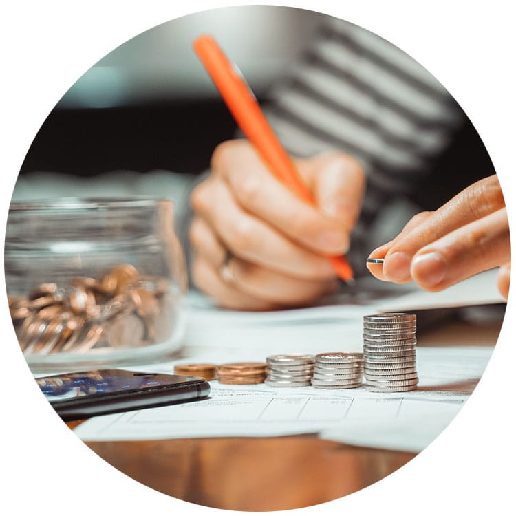 Eine Person stapelt Münzen - Sparmethode Sparfuchs in der Spar-App HäschCash