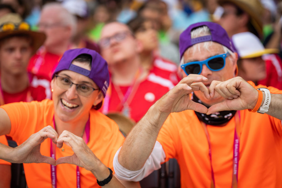 Zwei Personen an den National Summer Games 2022 bilden mit ihren Händen ein Herzsymbol