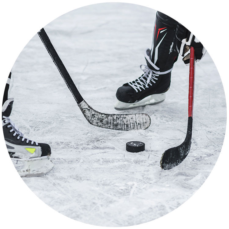 Zwei Eishockeyspieler kämpfen um den Puck - Sparmethode Einzeit in der Spar-App HäschCash