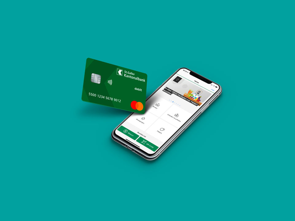 Eine Debit Mastercard der St.Galler Kantonalbank liegt neben einem Smartphone mit SGKB Twint App auf dem Display