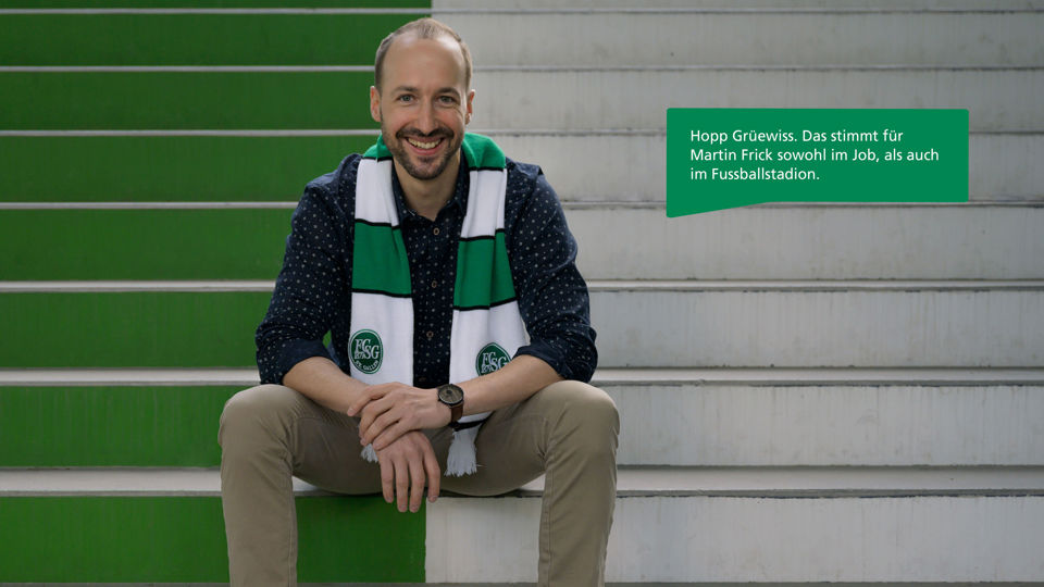 Martin Frick mit FCSG-Schal sitzt vor dem Stadion
