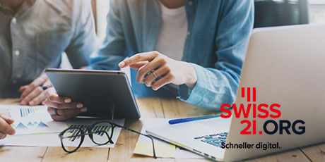 Banner Swiss21.org - Zwei Personen schauen für die Buchhaltung gemeinsam auf ein Tablet
