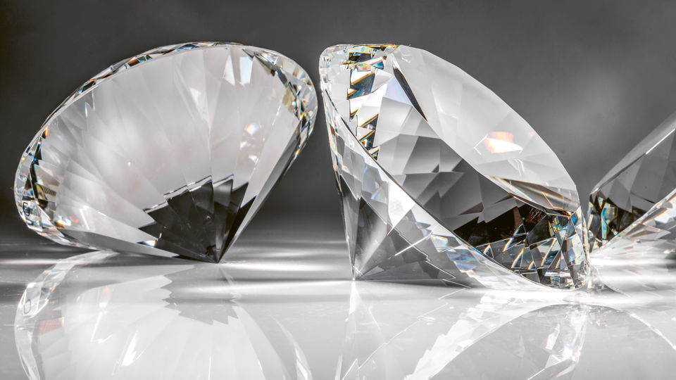 Diamanten auf weisser Fläche brechen das Licht - Startfeld Diamant der SGKB
